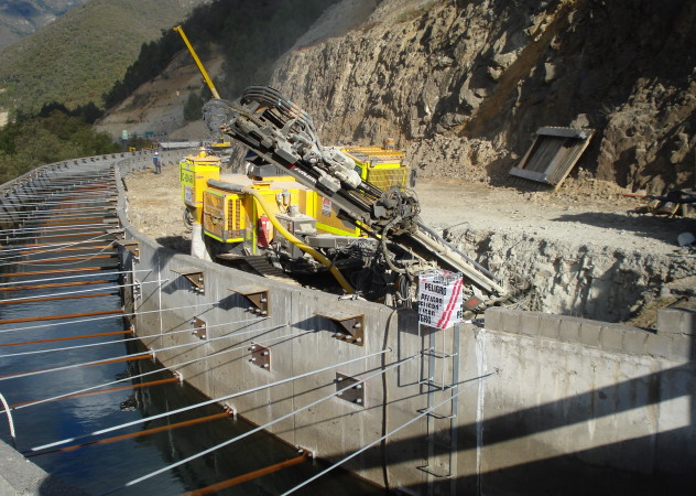 Instalación de Anclajes Post-tensados, Central Hidroeléctrica Peuchen